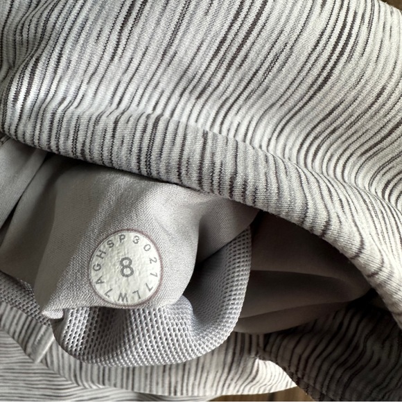 Lululemon On The Fly Short 2.5" Wee Are From Space / Alpine White - Size 8 - Picture 8 of 9